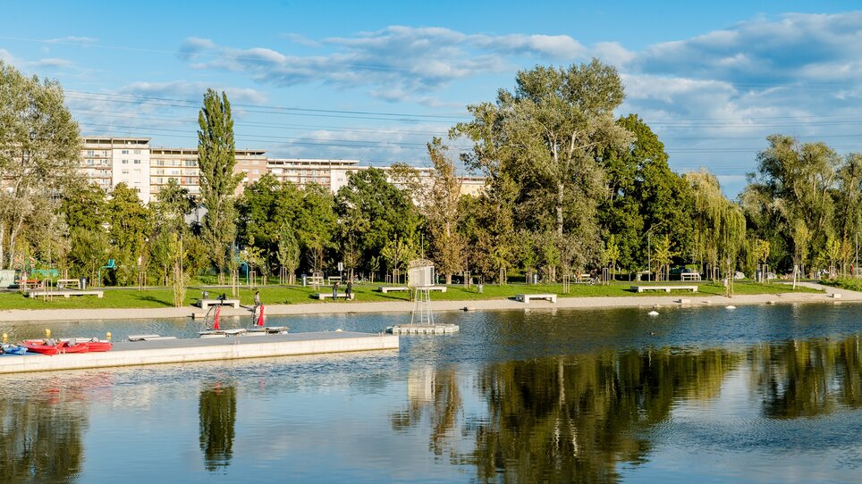 The Augartenbucht in Graz - a quiet park on the River Mur with benches and boats. | © Graz Tourismus