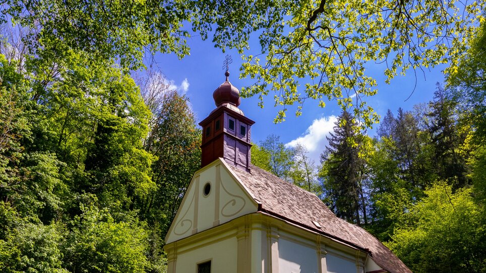 Ulrichtsbrunn pilgrimage church surrounded by green forest and a bright sky. | © Graz Tourismus