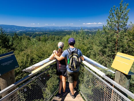 Couple enjoying the view over the landscape from the viewing platform on the Buchkogel. | © Graz Tourismus