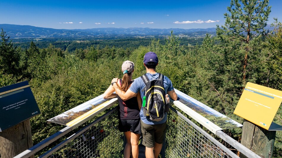 Paar genießt die Aussicht über die Landschaft von der Aussichtsplattform am Buchkogel. | © Graz Tourismus