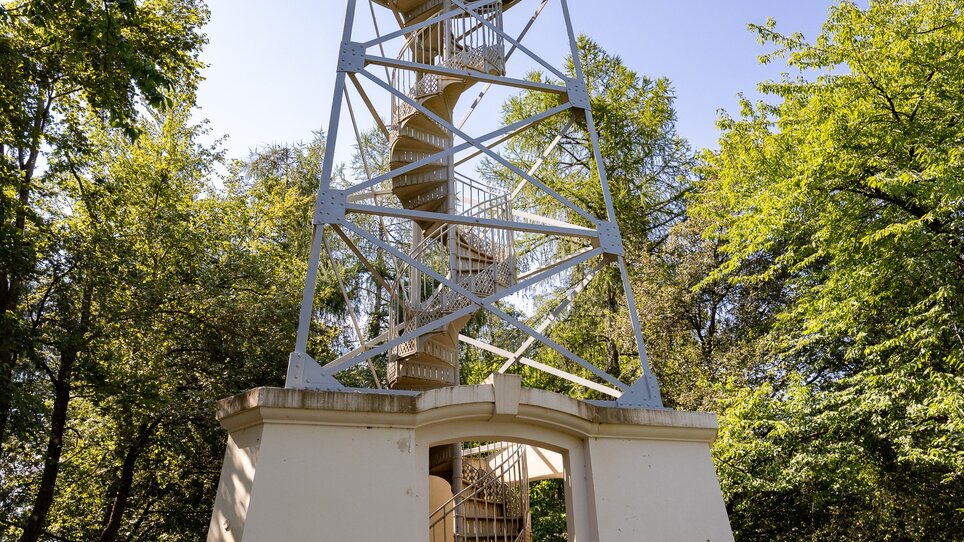 Die Kronprinz-Rudolf-Warte umgeben von Bäumen auf dem Buchkogel in Graz. | © Graz Tourismus
