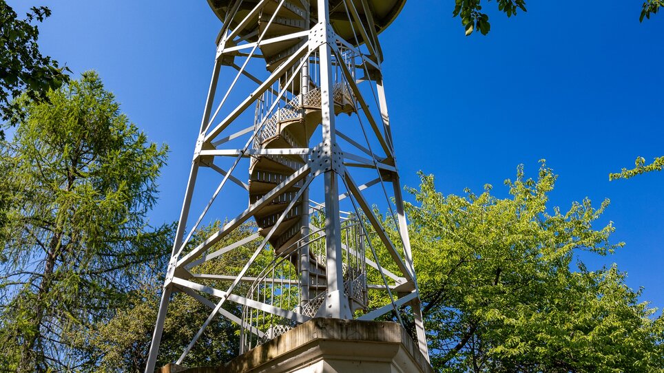 Die Kronprinz-Rudolf-Warte umgeben von Bäumen auf dem Buchkogel in Graz.  | © Graz Tourismus