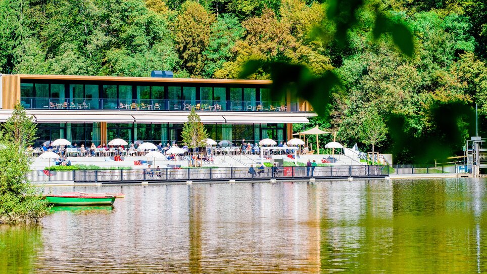 Modernes Café am Thalersee mit Terrassen und Gästen. | © Graz Tourismus