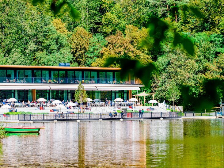 Modern café on Lake Thalersee with terraces and guests. | © Graz Tourismus