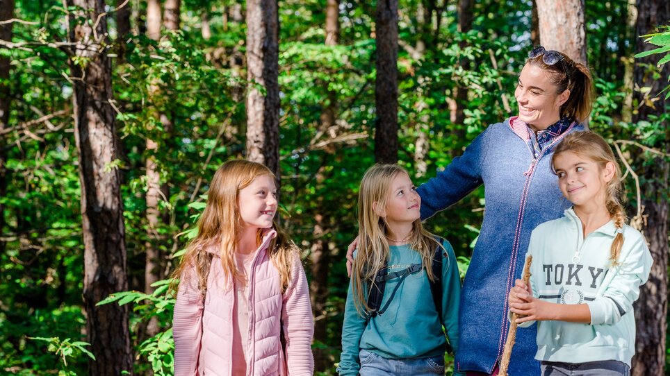 Eine Frau und drei Mädchen beim Wandern im Wald. | © Graz Tourismus