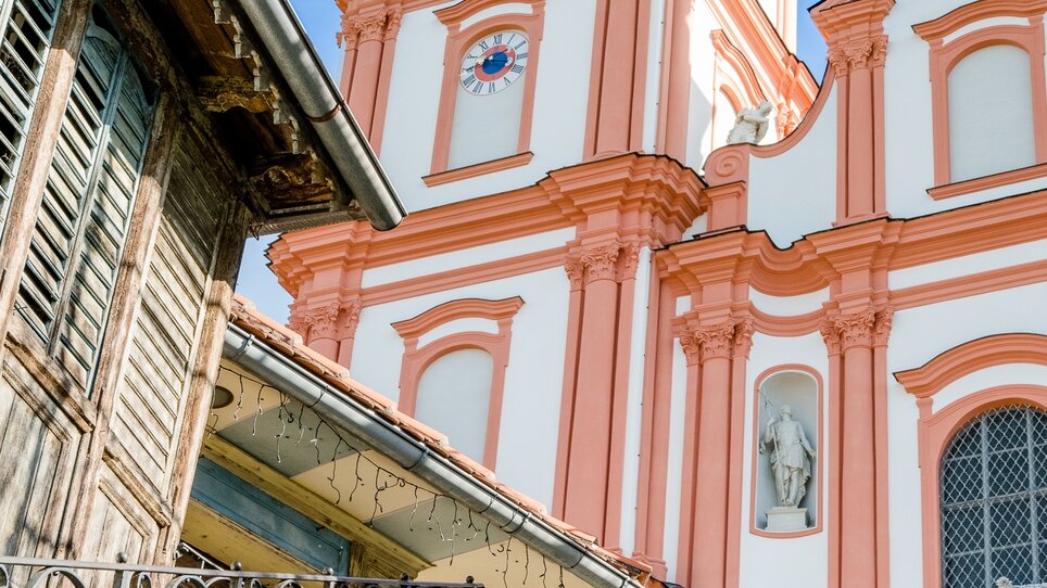 Eine Person sitzt auf den Stufen vor der Basilika Mariatrost in Graz. | © Graz Tourismus