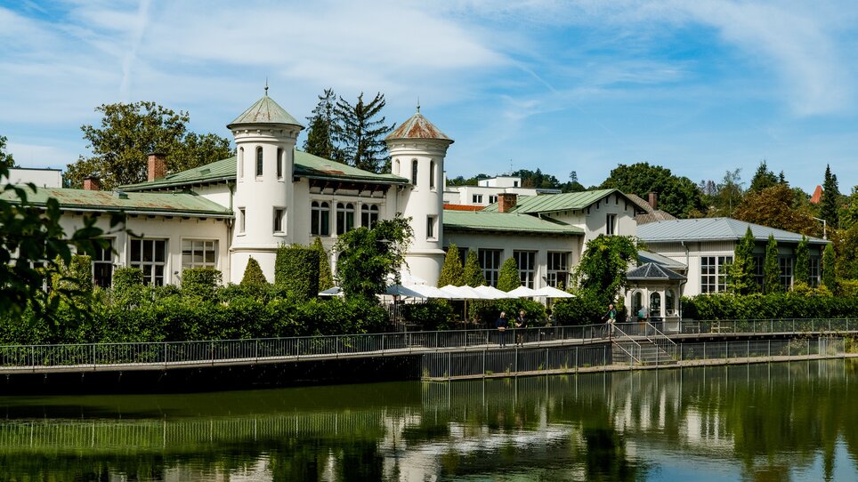 Schöne Aussicht auf das Restaurant "Das Purberg" am Hilmteich, umgeben von Natur. | © Graz Tourismus