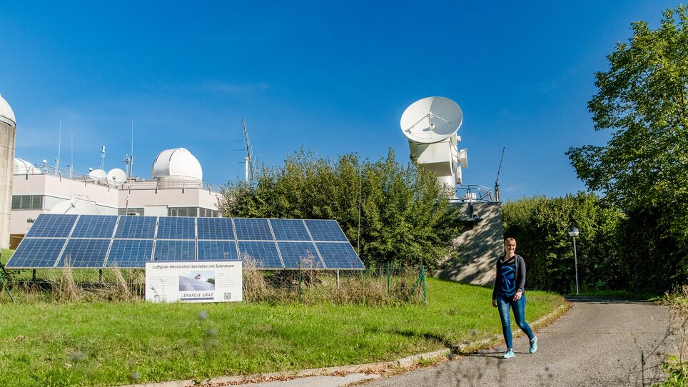 Eine Frau läuft am Observatorium Lustbühel in Graz vorbei, im Hintergrund sind Satellitenschüsseln. | © Graz Tourismus