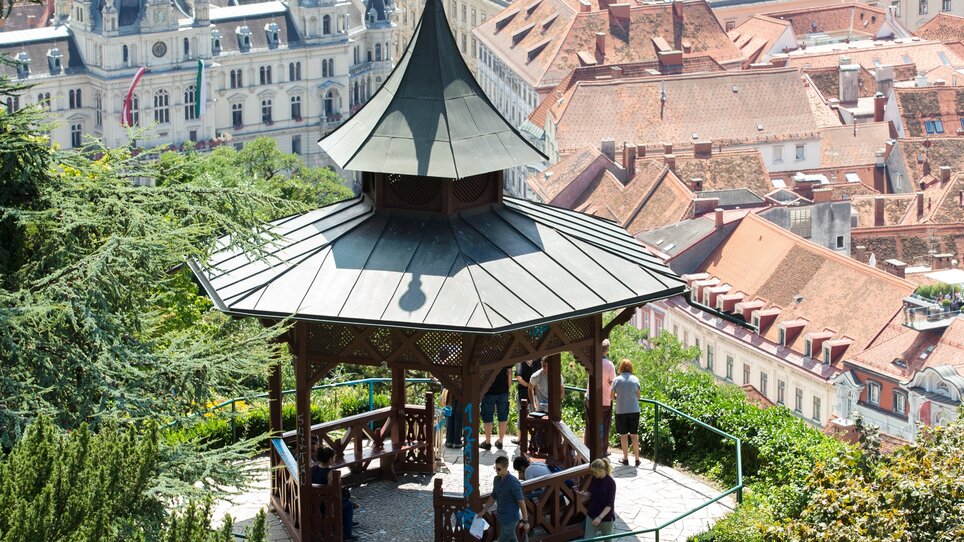 Ein Blick auf den Chinesischen Pavillon auf dem Schlossberg in Graz mit der Stadt im Hintergrund. | © Graztourismus - Harry Schiffer