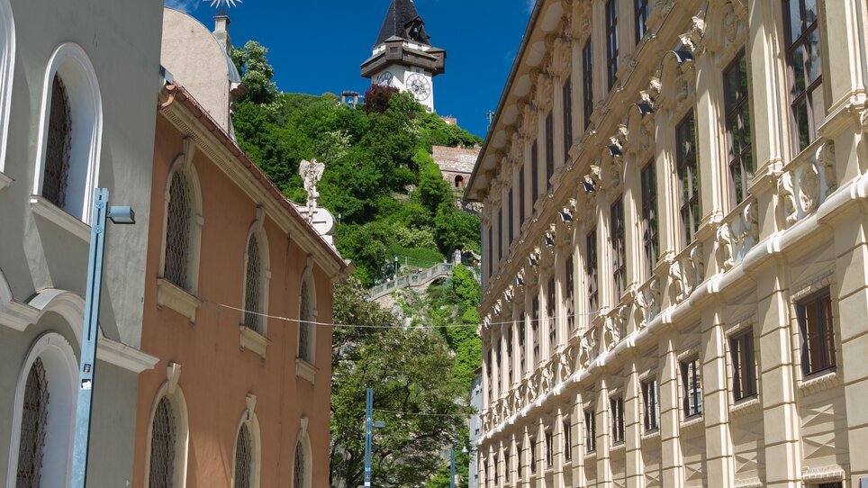 Blick auf den Grazer Uhrturm und die Stadt Graz bei schönem Wetter. | © Graztourismus - Harry Schiffer