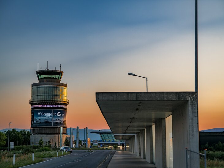View of Graz Airport with a welcome message. | © Graz Tourismus - Mias Photoart