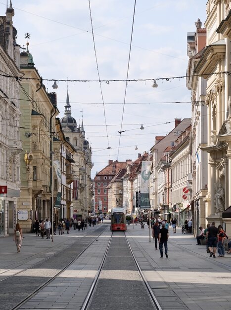 The Herrengasse in Graz featuring beautiful buildings and a tram. | © Jasminka Putopis