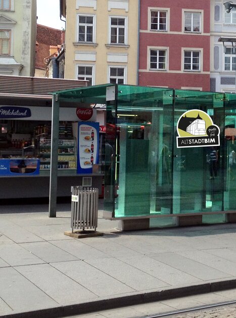 Modern glass bus stop with the inscription 'ALTSTADTBIM' in Graz. | © Holding Graz Linien