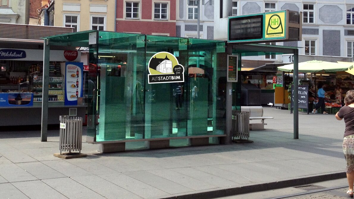 Moderne Glas-Bushaltestelle mit dem Schriftzug 'ALTSTADTBIM' in Graz. | © Holding Graz Linien