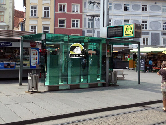 Fermata dell'autobus moderna in vetro con la scritta 'ALTSTADTBIM' a Graz. | © Holding Graz Linien