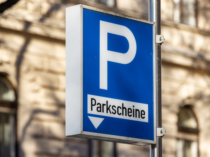 A blue sign featuring the letter P and the word Parking Ticket. | © Graz Tourismus - Harry Schiffer