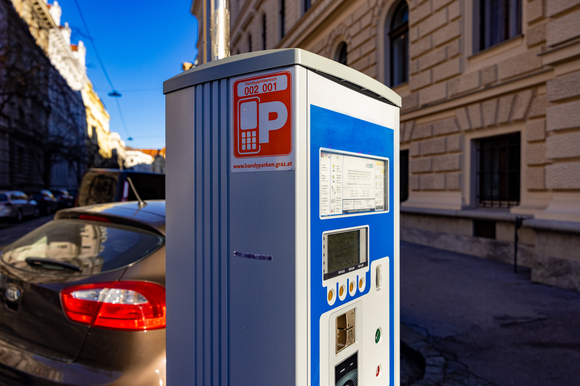 Ein Parkautomat mit interaktiver Anzeige in Graz, Österreich. | © Graz Tourismus - Harry Schiffer