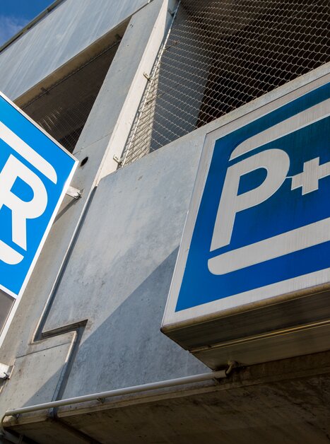 Park & Ride sign displaying P+R at a parking facility. | © Graz Tourismus - Harry Schiffer
