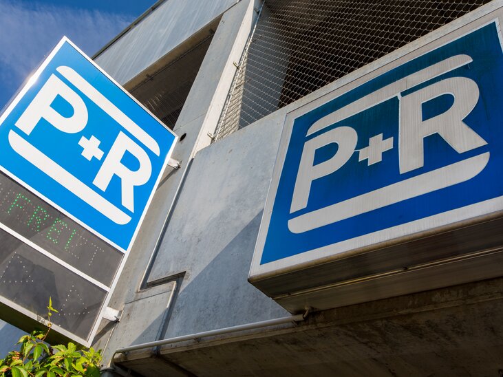 Park & Ride sign displaying P+R at a parking facility. | © Graz Tourismus - Harry Schiffer
