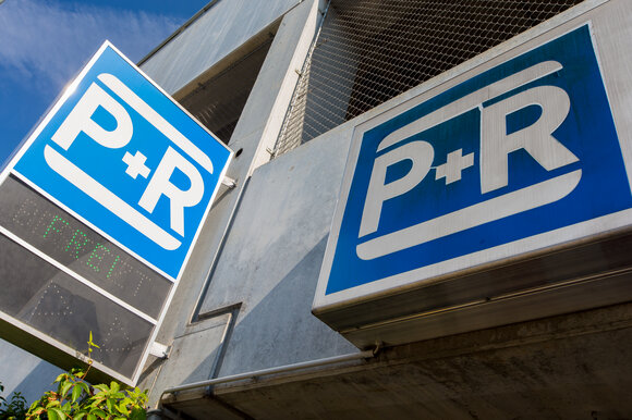 Park & Ride Zeichen mit P+R auf einem Parkplatz. | © Graz Tourismus - Harry Schiffer