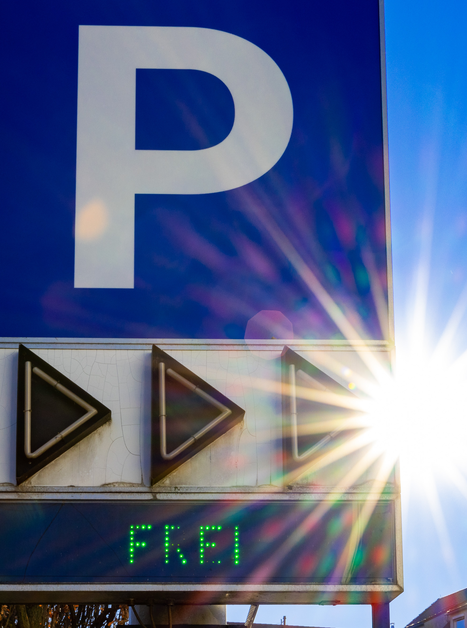 Ein Parkplatzschild mit der Anzeige 'FREI' und Sonnenlicht. | © Graz Tourismus - Harry Schiffer