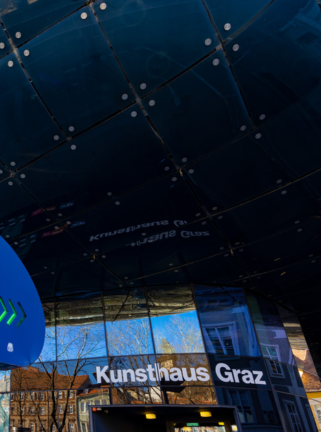 Sign at Kunsthaus Graz showing parking availability.  | © Graz Tourismus - Harry Schiffer