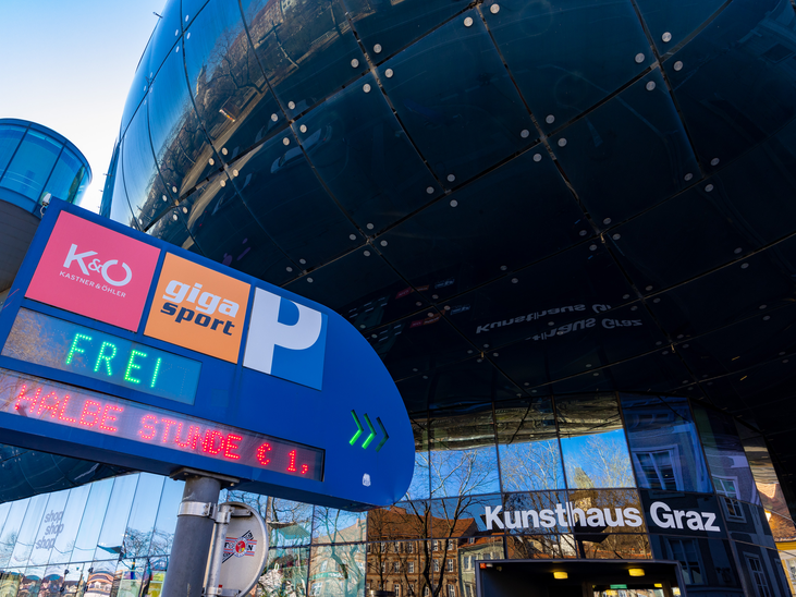 Anzeige am Kunsthaus Graz zur Parkmöglichkeit. | © Graz Tourismus - Harry Schiffer