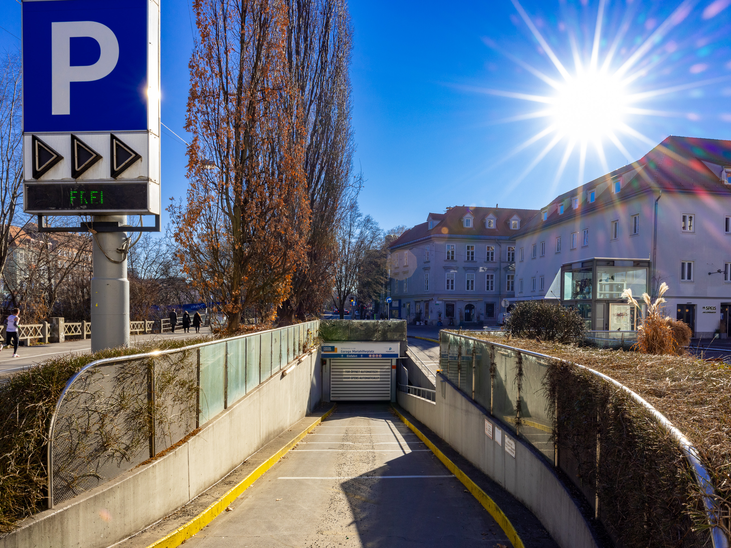 A parking garage in Graz with a view of the city on a sunny day. | © Graz Tourismus - Harry Schiffer