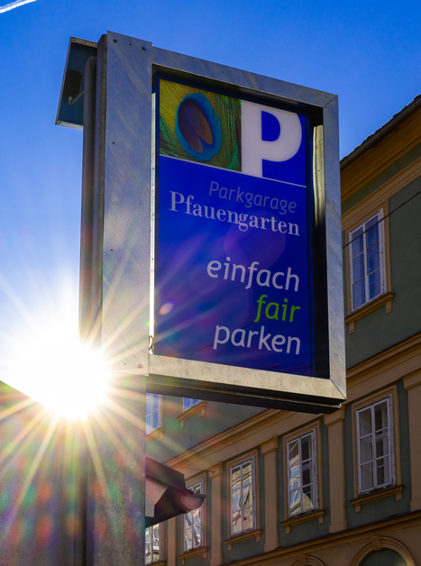 Sign of Pfauengarten parking garage with the text 'einfach fair parken' | © Graz Tourismus - Harry Schiffer