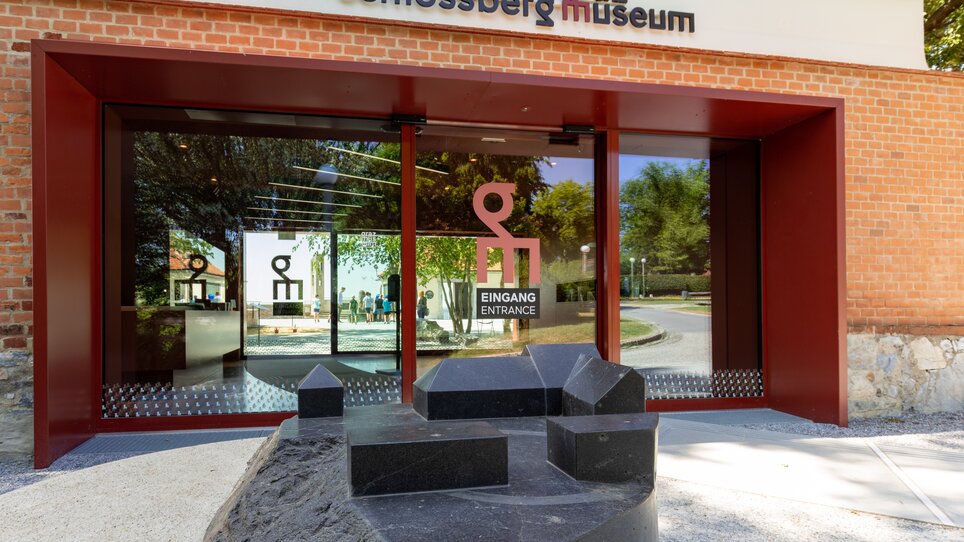 Touch model Graz Museum Schlossberg in front of the Graz Museum Schlossberg | © Graz Tourismus - Harry Schiffer