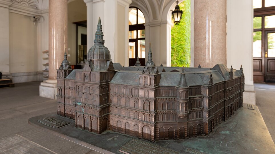 Touch model of Graz City Hall in the arcades of Graz City Hall | © Graz Tourismus - Harry Schiffer