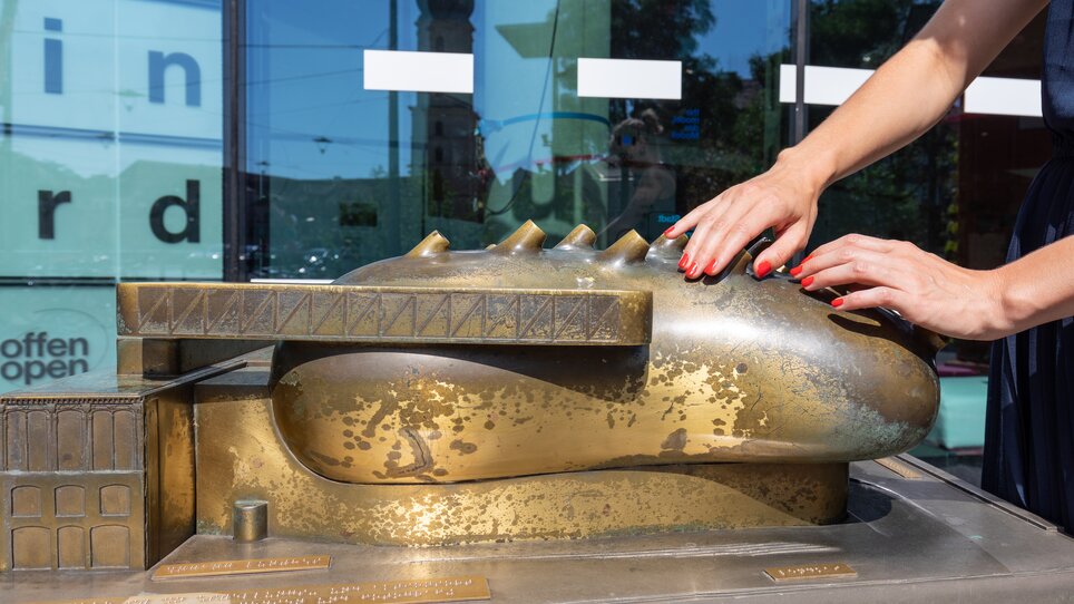 Tastmodell des Grazer Kunsthauses - vor dem Kunsthaus in Graz | © Graz Tourismus - Harry Schiffer