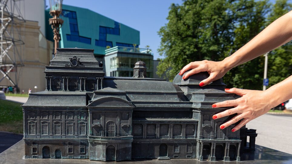 Touch model of the Graz Opera in front of the Graz Opera House | © Graz Tourismus_Harry Schiffer