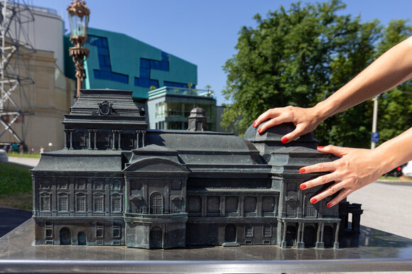Touch model of the Graz Opera in front of the Graz Opera House | © Graz Tourismus_Harry Schiffer