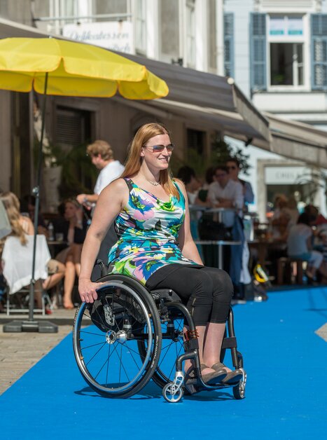 Frau im Rollstuhl in der Grazer Stempfergasse vor dem Lokal "Delikatessen Frankowitsch" | © Graz Tourismus - Harry Schiffer