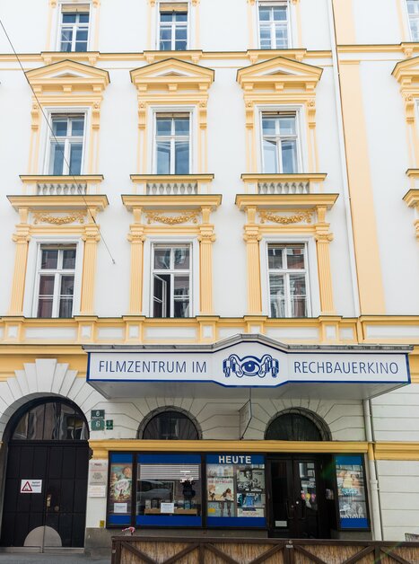 Centro Cinematografico al Rechbauer Kino con facciata gialla a Graz. | © Graz Tourismus - Harry Schiffer