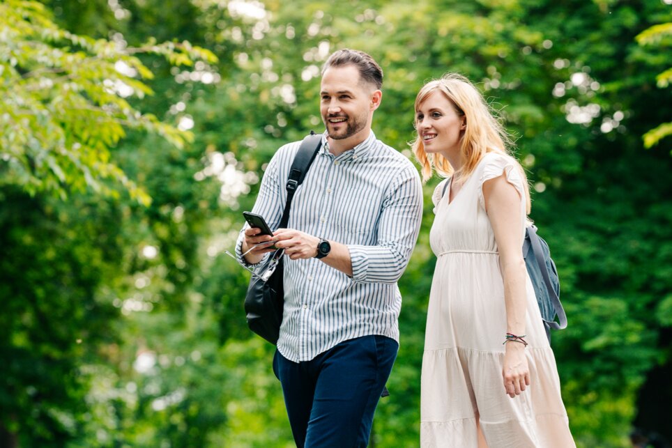 Una coppia passeggia ridendo nell'Augarten di Graz. | © Graz Tourismus - Mias Photoart
