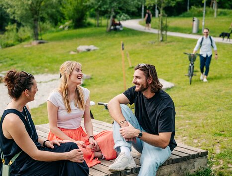 Three friends enjoy time in Augarten, laughing and chatting. | © Graz Tourismus - Mias Photoart