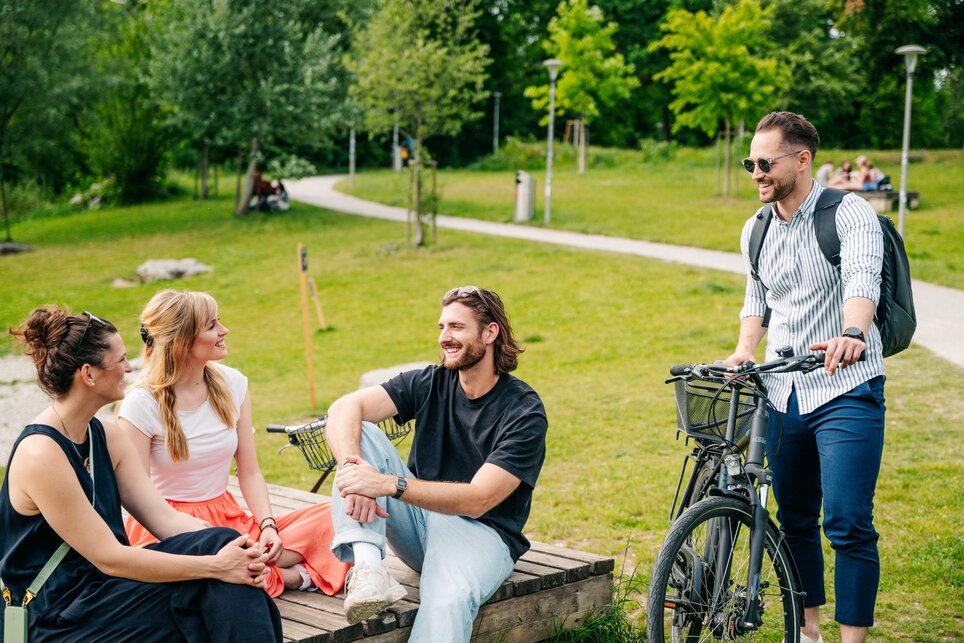 Gruppe junger Leute im Augarten, entspannt und unterhält sich. | © Graz Tourismus - Mias Photoart