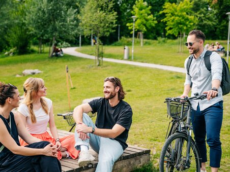 Group of young people relaxing and chatting in the Augarten. | © Graz Tourismus - Mias Photoart