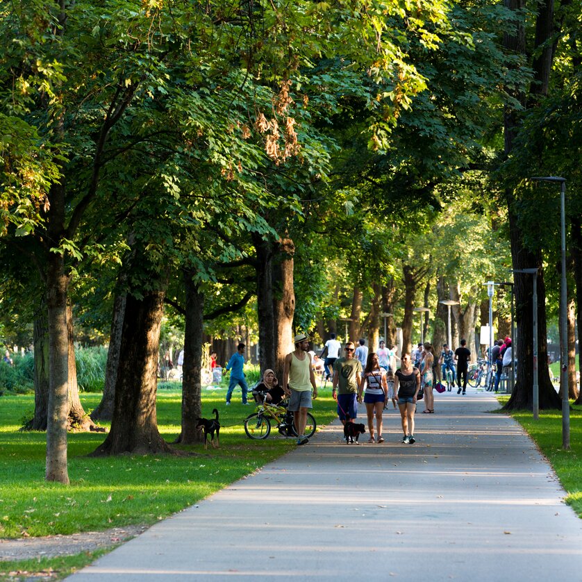 People are leisurely strolling through the Augarten in Graz. | © Graz Tourismus - Harry Schiffer