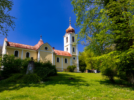 A yellow church with a red dome surrounded by greenery. | © Graz Tourismus - Harry Schiffer