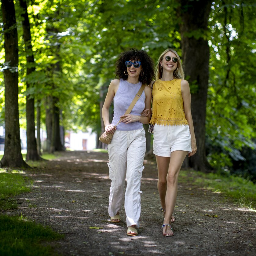 Two women walking through Graz Stadtpark. | © Graz Tourismus - Tom Lamm
