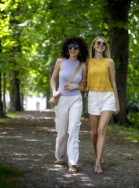Two women walking through Graz Stadtpark. | © Graz Tourismus - Tom Lamm