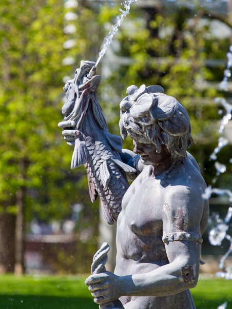 Bronze statue in Graz city park with water fountains. | © Graz Tourismus - Harry Schiffer