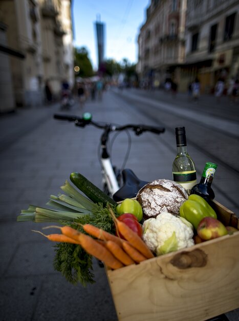 A bicycle with a basket full of fresh groceries in the city of Graz. | © Graz Tourismus - Tom Lamm