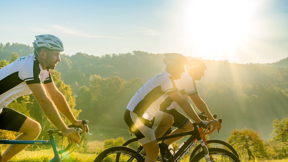 Three cyclists enjoy a ride through the countryside in the Graz Region in autumn. | © Region Graz - Mias Photoart