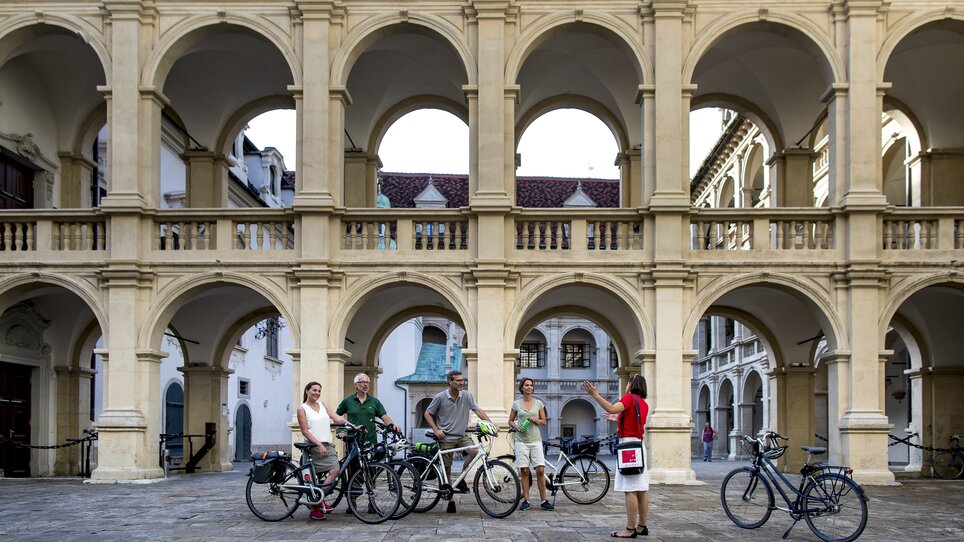 Gruppe mit Fahrrädern in Graz im Landhaushof | © Graz Tourismus - Tom Lamm