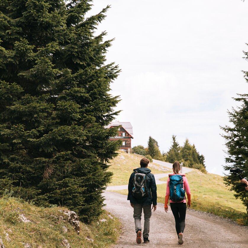 Hiking in and around Graz | © Graz Tourismus A couple walks along a wooded path in the mountains. | © Graz Tourismus