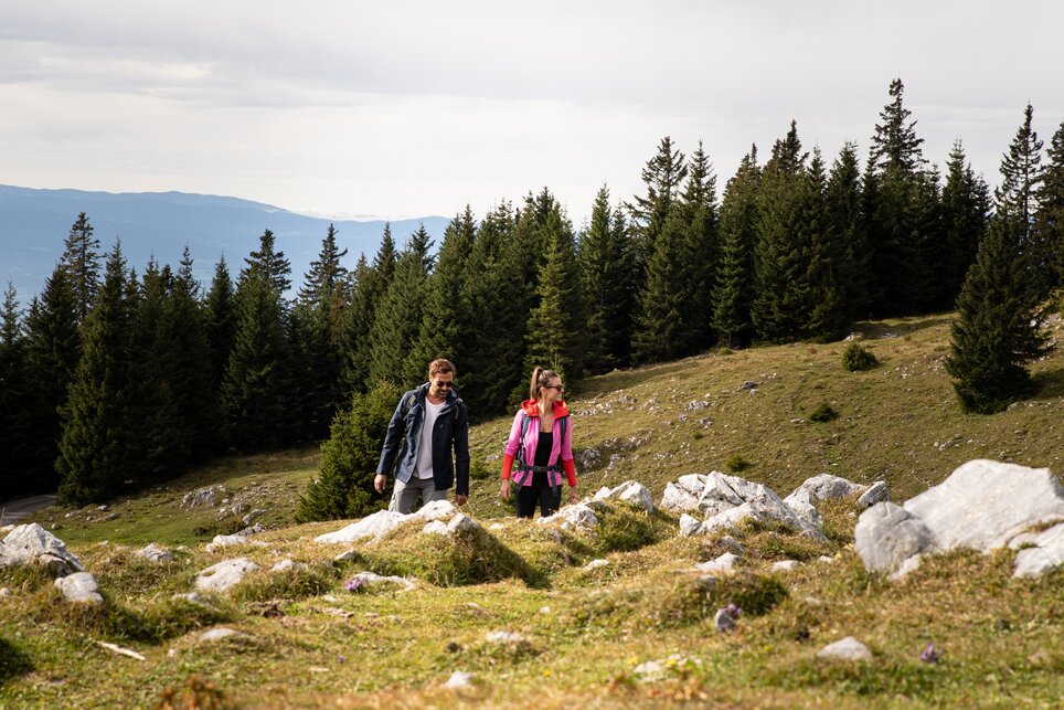 Wandern am Schöckl | © Graz Tourismus Paar wandert am Schöckl | © Graz Tourismus